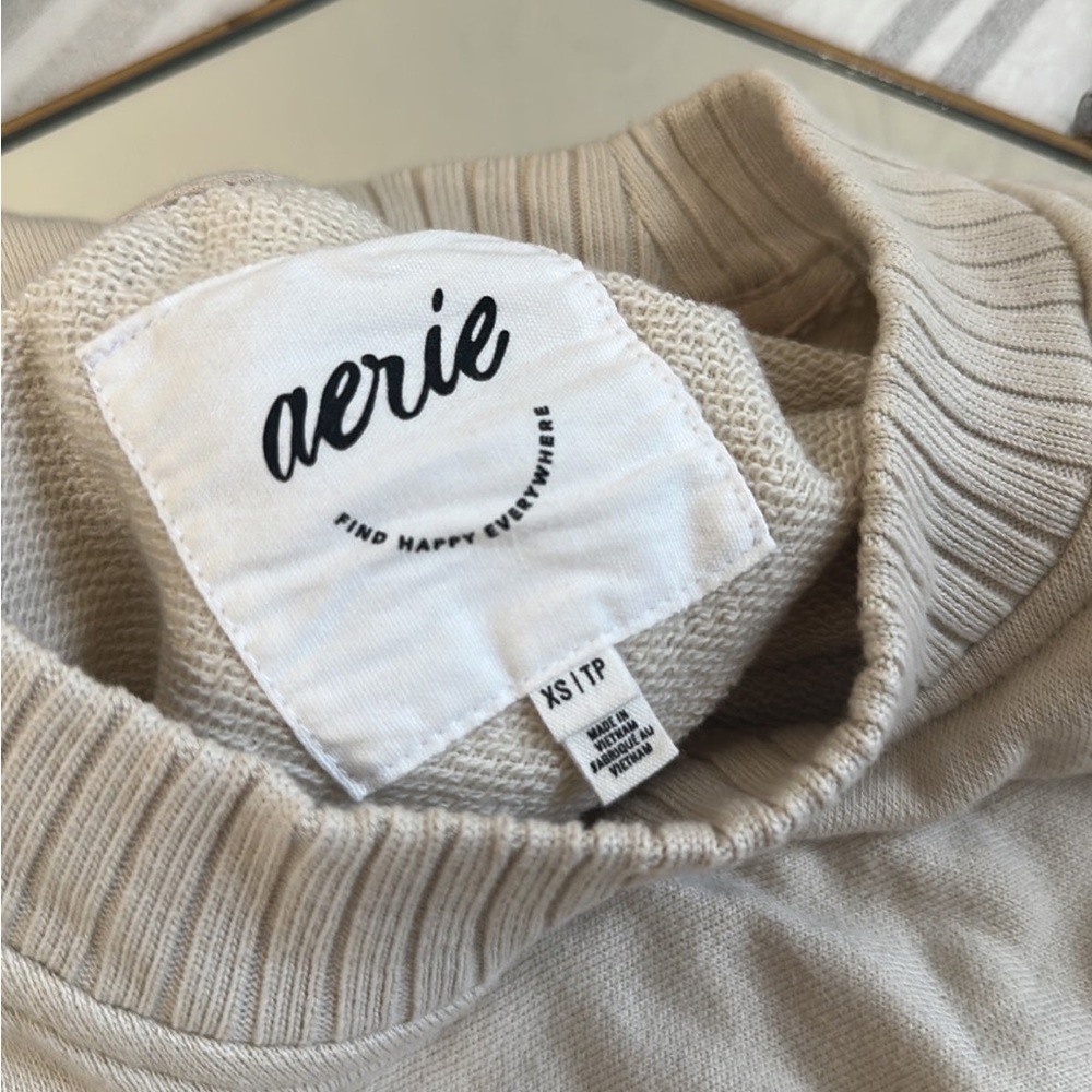 Aerie Down to Earth Sweatshirt. worn couple times . just was to small on me